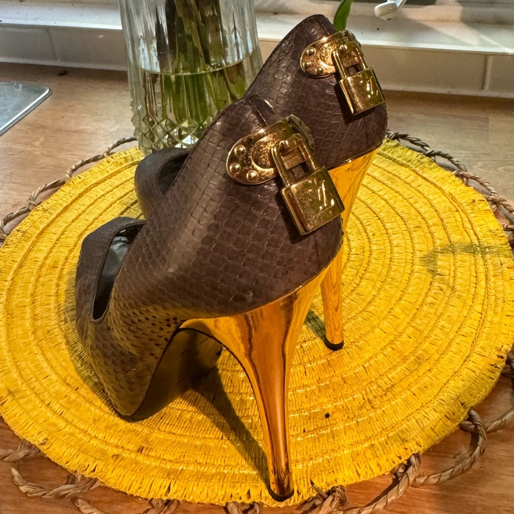 Louis Vuitton Cocodile skin 37 hight heels